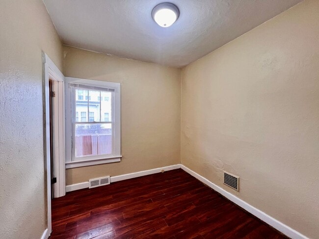 Building Photo - 3 Bedroom House