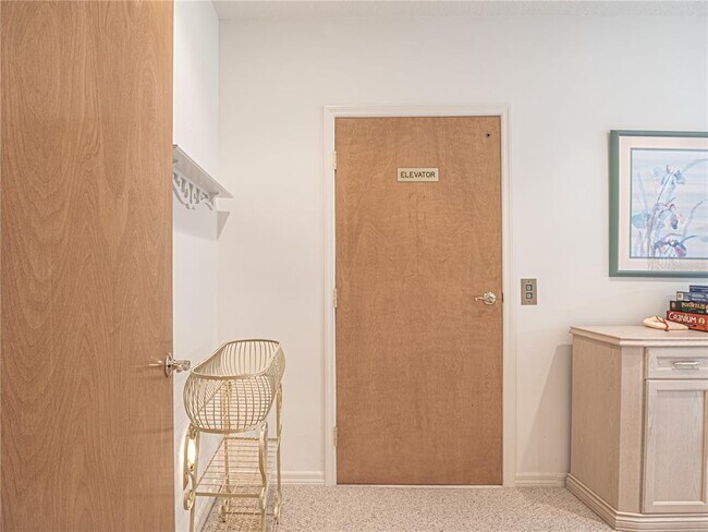 Building Photo - 920 E Lake Dr