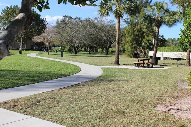 Building Photo - 1700 Crestwood Ct S