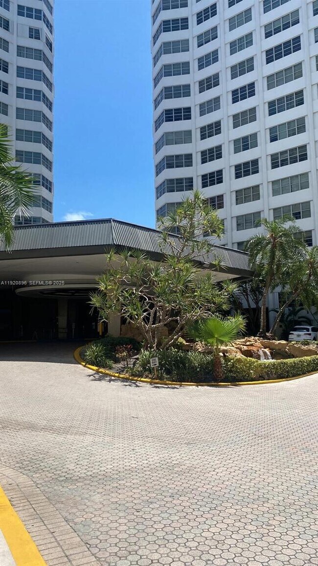 Building Photo - 999 Brickell Bay Dr