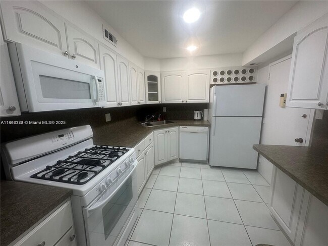 Building Photo - 2030 S Ocean Dr