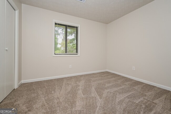 Building Photo - 2140 Teri Ln SE