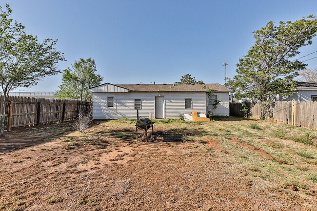 Building Photo - Lots of space!!