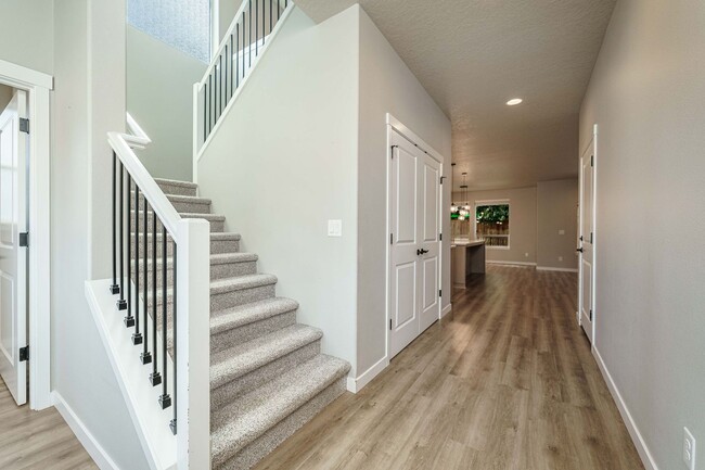 Building Photo - Spacious 4BR Modern Retreat and Luxury Liv...