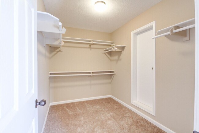 Building Photo - Four Bedroom with Bonus!