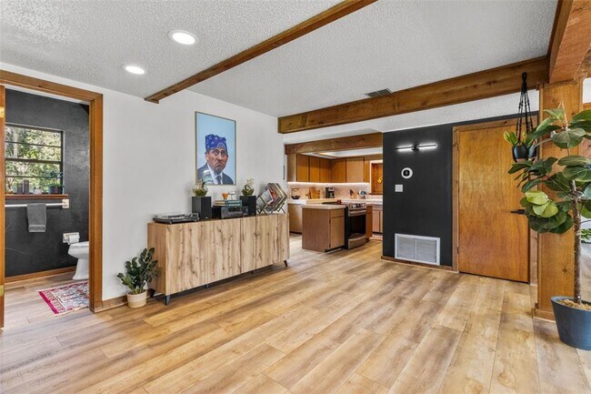 Building Photo - 4925 Hamilton Rd