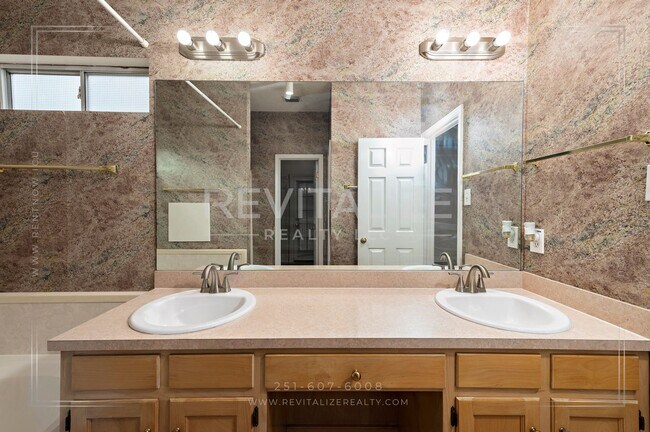 Building Photo - Daphne 3BR/2BA + Bonus Den – Spacious, Stylish & Full of Charm!