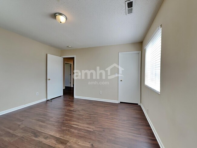 Building Photo - 819 Caledon Dr