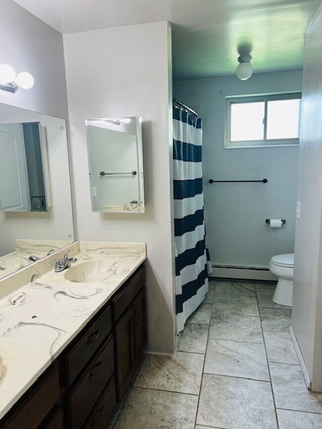Building Photo - Beautiful home with spacious layout