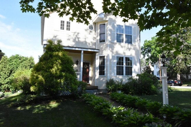 Building Photo - 2246 Elm St
