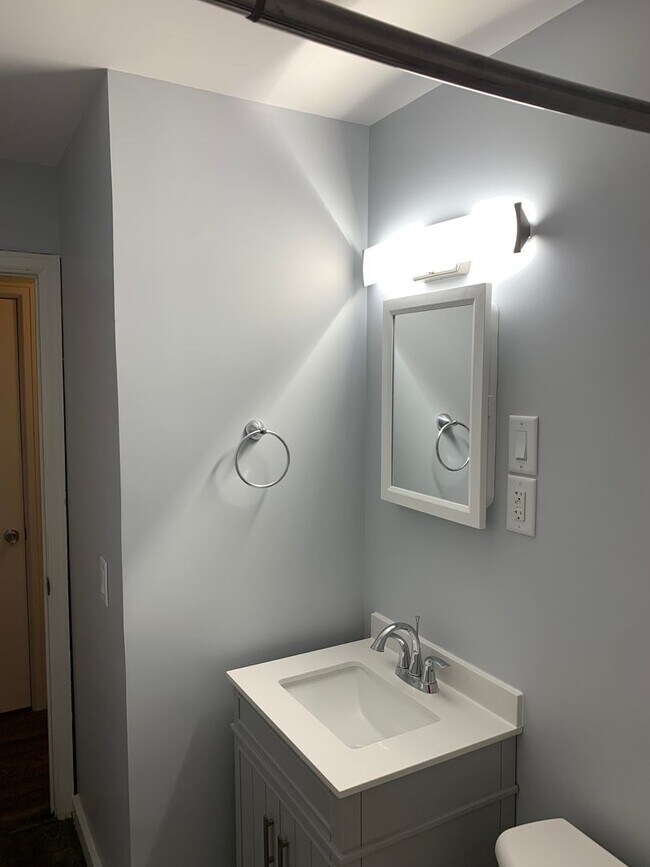 Building Photo - 3B/1B House for Rent
