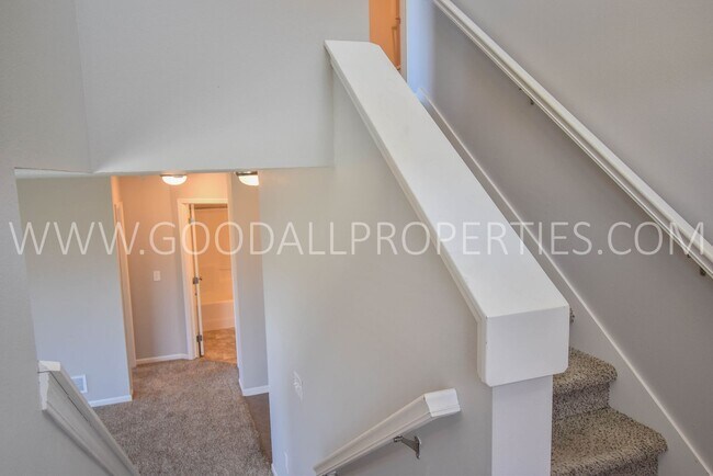 Building Photo - 2 Bedroom 2.5 Bath end unit Townhome in West Des Moines with attached garage
