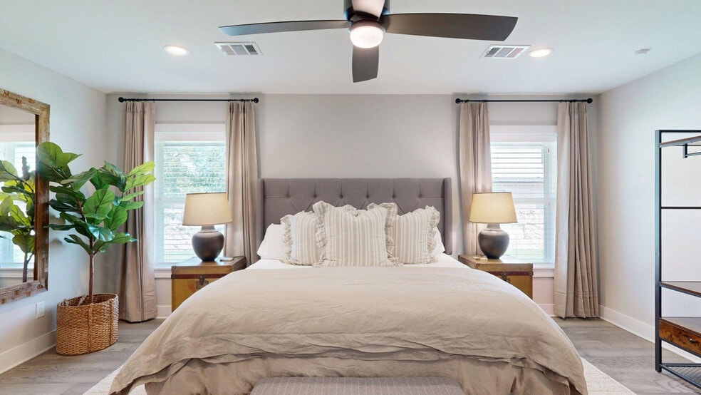 Building Photo - 805 Dexter Dr S