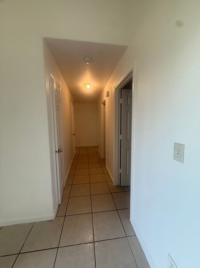 Building Photo - Move-in Ready!