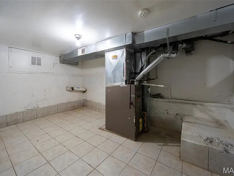 Building Photo - 709 Dammert Ave