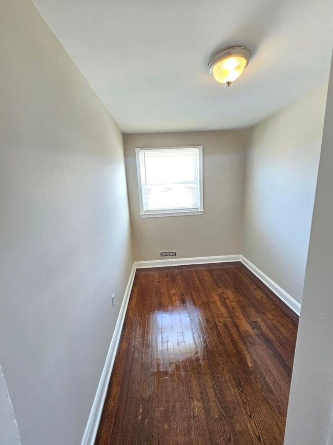 Building Photo - Beautiful 3 Bedroom 1 Bathroom East Baltim...