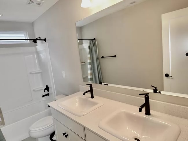 Building Photo - Charming 4 beds 3 baths in Powell!
