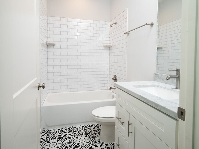 Building Photo - Porter's Lakeside - Luxury 4 Bedroom, 4 Ba...