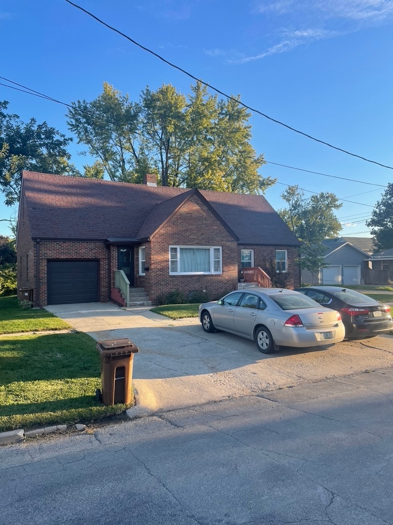 Showing upstairs entrance and parking - 711 7th Ave