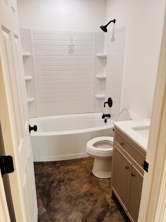 Building Photo - 411 Elm St