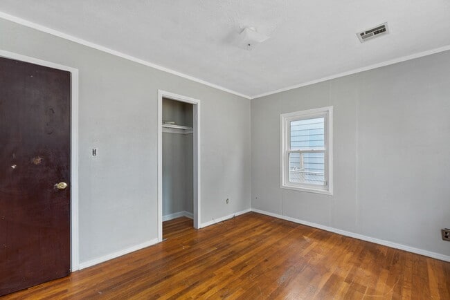Building Photo - Bed 2 Bath In Quiet Neighborhood!