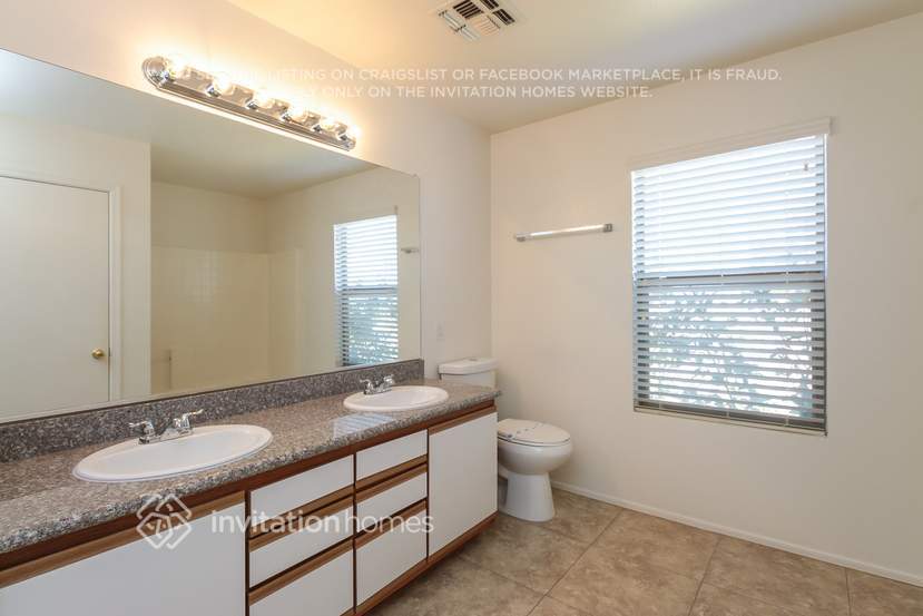 Building Photo - 2066 E Spruce Dr