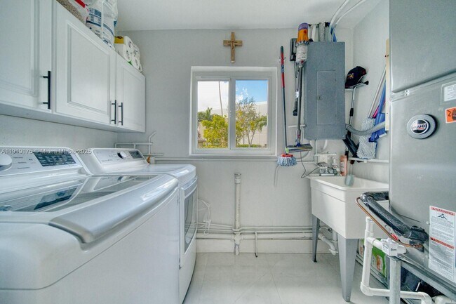 Building Photo - 10520 SW 46th Terrace