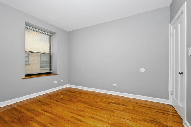 Building Photo - Beautiful 2Bed/1Bath in South Shore