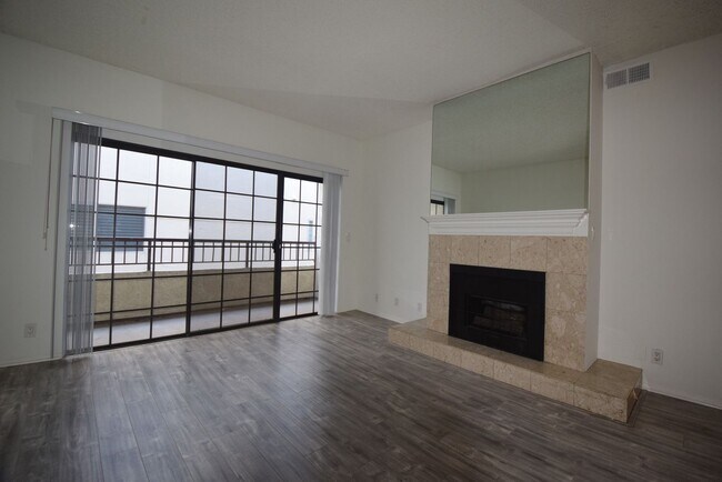 Building Photo - 11594 Moorpark St