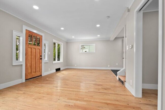 Building Photo - Gorgeous Remodeled West Seattle Craftsman w/ Air Conditioning