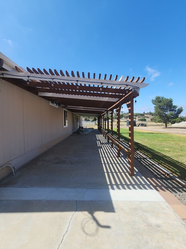 Building Photo - Family Home on 4 acres close to schools