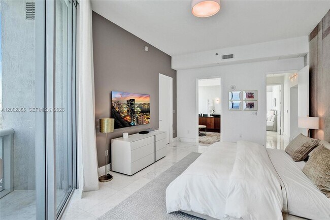 Building Photo - 16001 Collins Ave