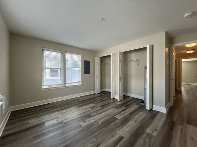Building Photo - Incredible SE Hazelwood 2 Bedroom + 1 Bathroom Condo w/ included Garage and Washer & Dryer!!