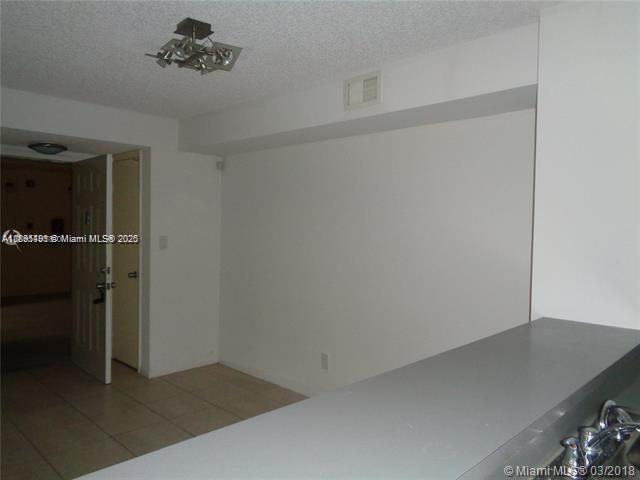 Building Photo - 650 S Park Rd