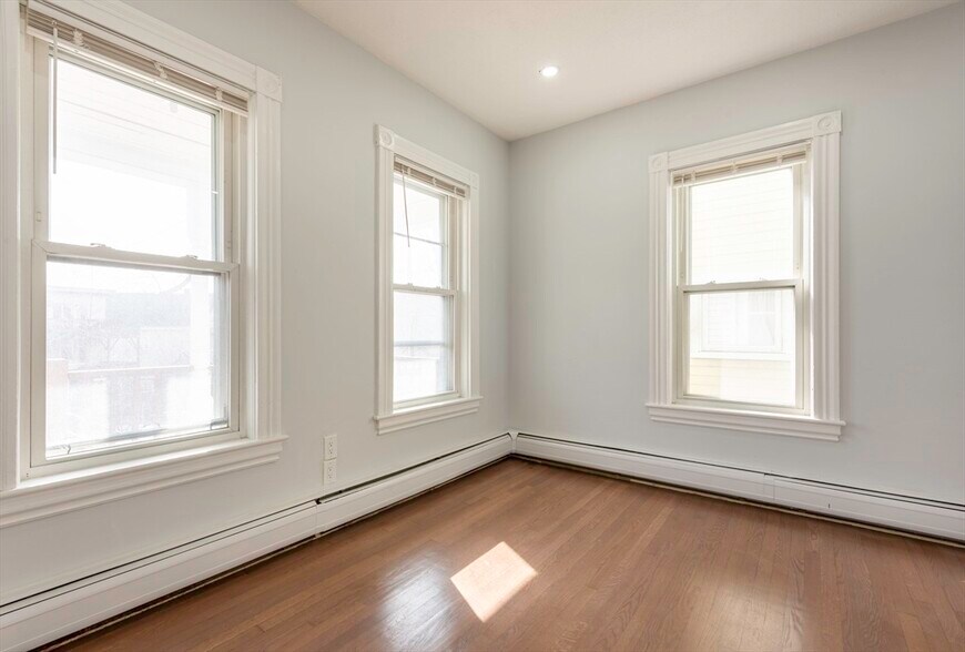 Building Photo - 108 Byron St