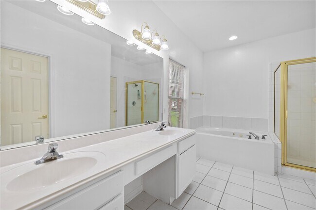 Building Photo - 2106 Hawks Rd