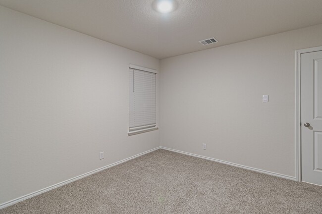 Building Photo - $300 OFF 1ST MONTH RENT IF YOU MOVE IN WIT...