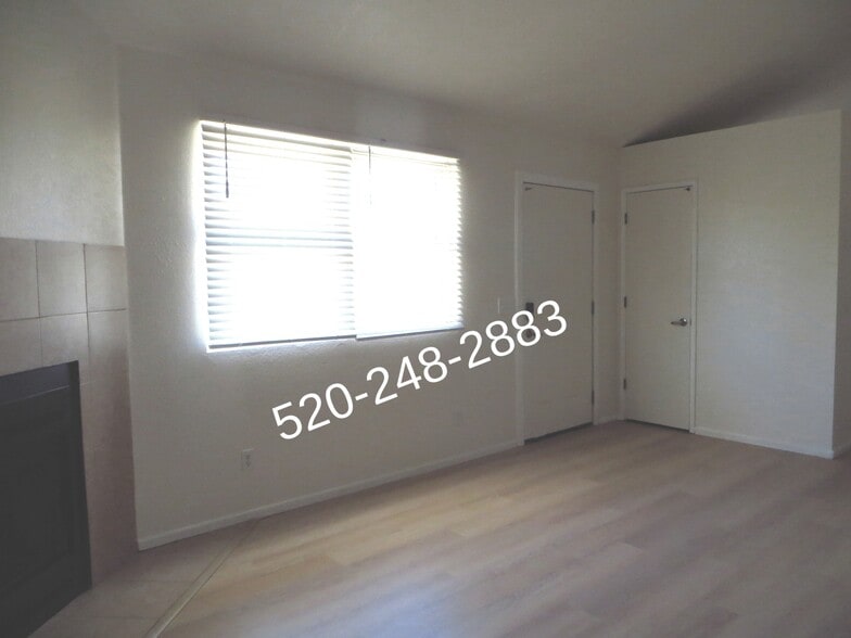 Living room - 2512 E Eastland St