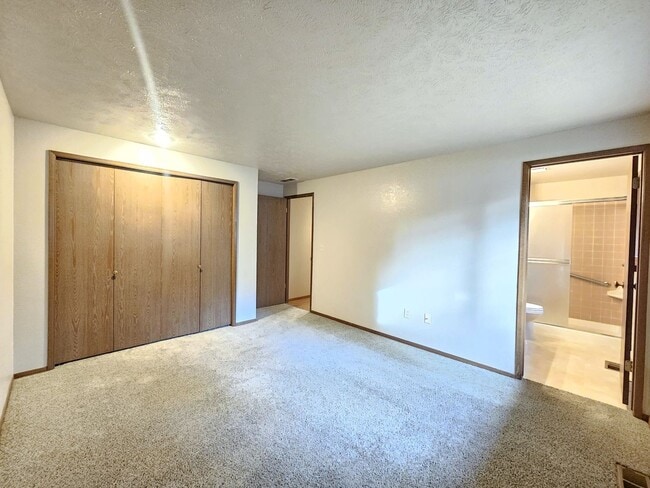 Building Photo - 6902 N Old Fort Dr