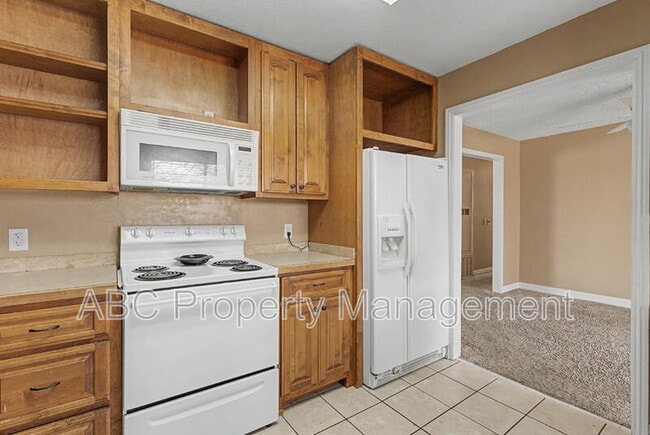 Building Photo - 910 S 28th St