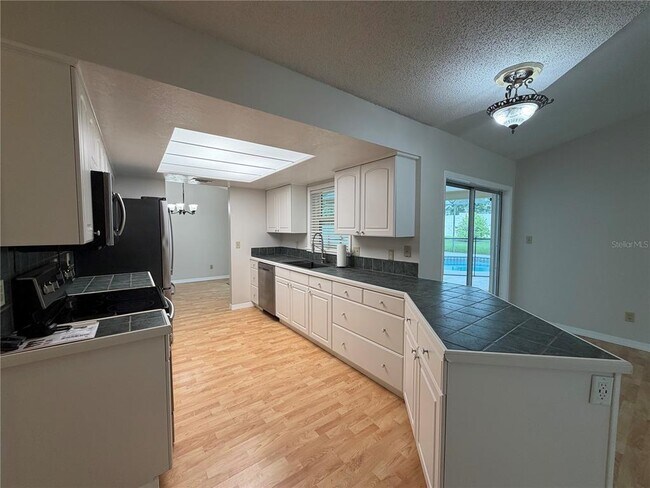 Building Photo - 3727 Dunwich Ave