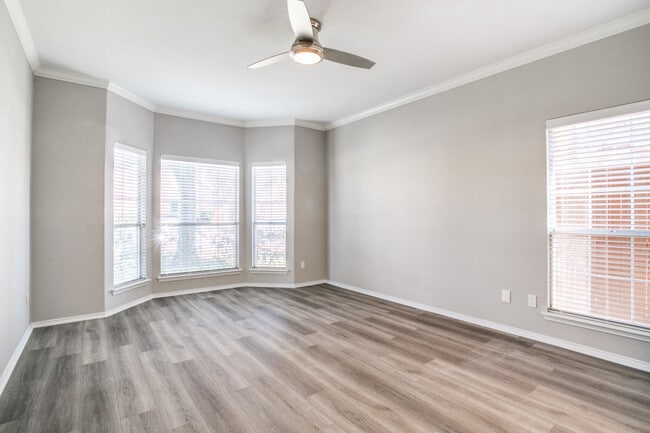 Building Photo - 641 Raintree Cir