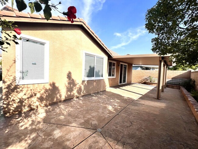Building Photo - Beautiful 4 Bedroom, 3 Baths Single Family Home In North Fontana for Lease