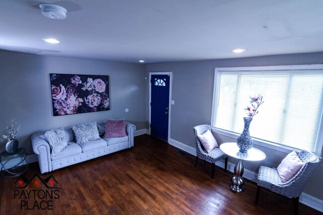 Building Photo - Spacious Single Family home with Huge Back...