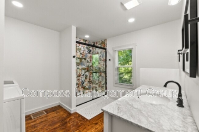 Building Photo - 3201 Davenport Rd