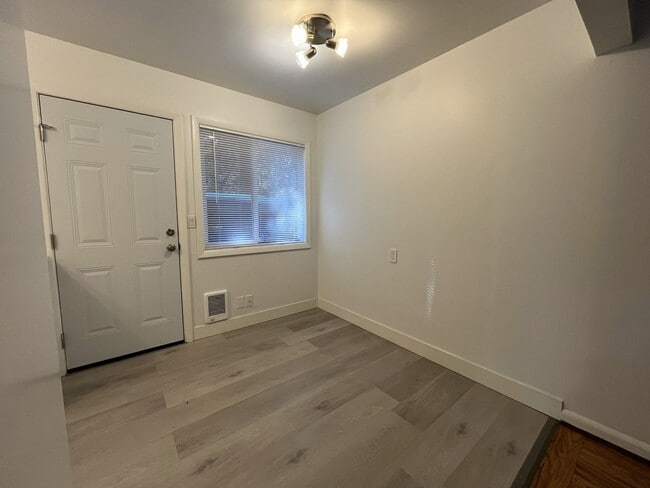 Building Photo - Cozy 1-Bedroom Apartment with Natural Light & Outdoor Living-Single level, feels more like a home...