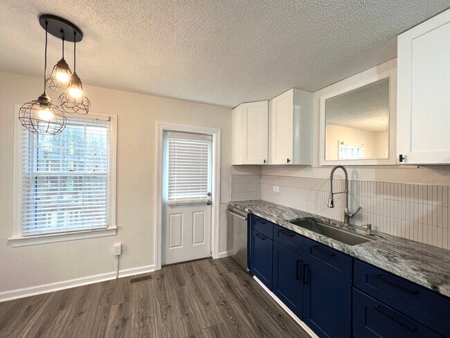 Building Photo - 3033 Lake Ave