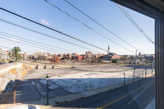 Building Photo - 204 Summit Ave