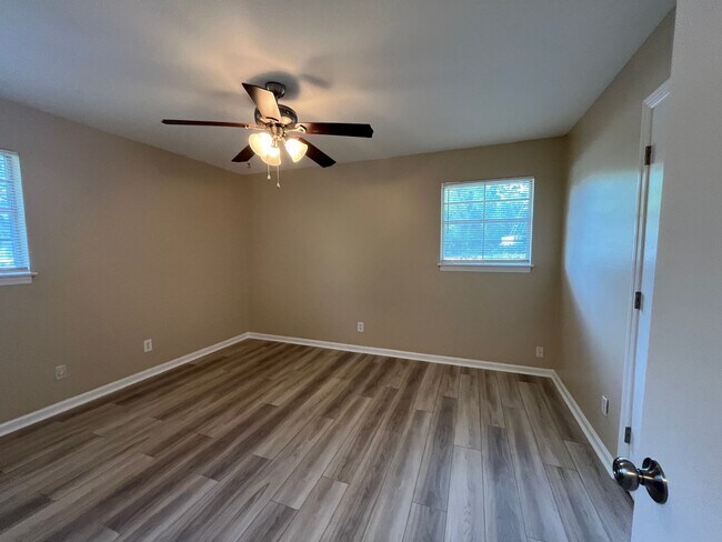 Building Photo - Recently Updated Three Bedroom House in Po...