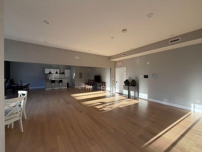 Building Photo - 60 Cross St E